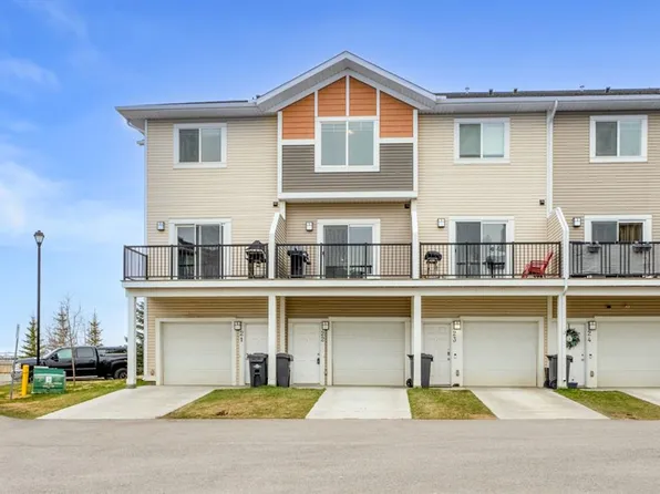22 SW Stonehouse Cres NW, High River, AB T1V 0G4