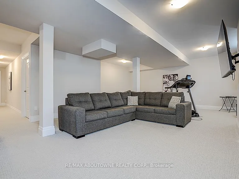 1362 Lynx Gdns — Photo 44