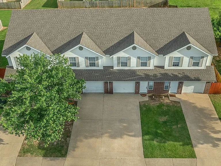 804 Meadowlands Drive — Photo 3