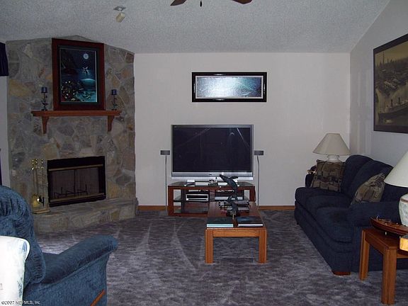 4th image of 4321 Clove St