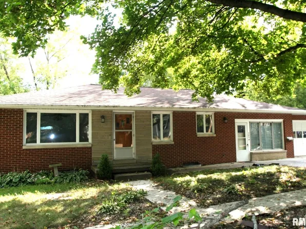 203 E 4th St, Mackinaw, IL 61755
