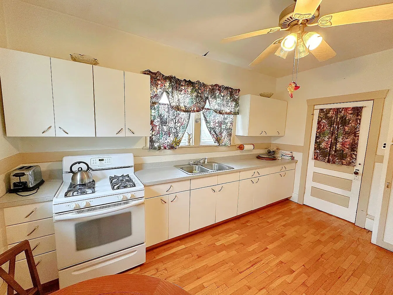 Cozy 2 Bed 1 Bath Home on Main St - Available 10/1 in Streator, IL — Photo 4