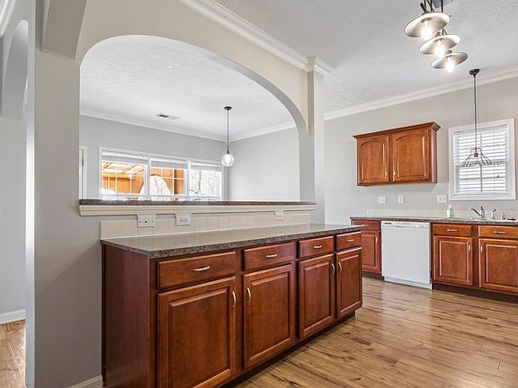 5th image of 721 Sprucewood Dr