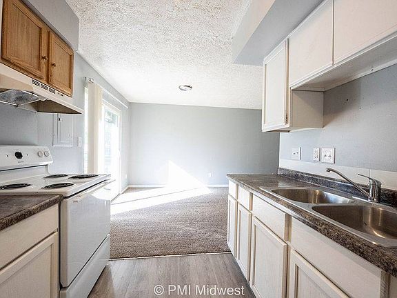 3rd image of 2911 Oxford Ln
