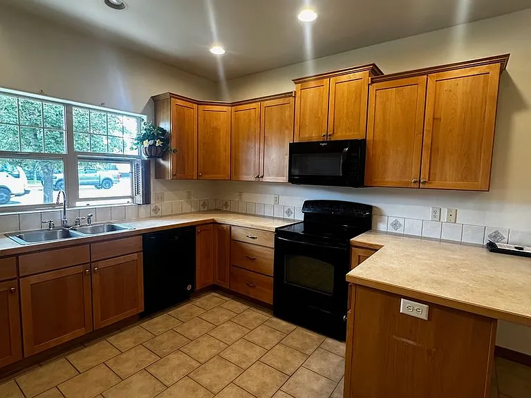 675 N 15th Ave — Photo 5
