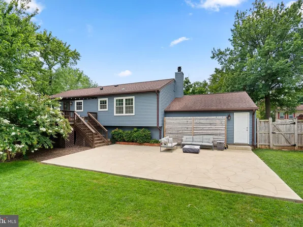 1236 Summerfield Dr, Herndon, VA 20170