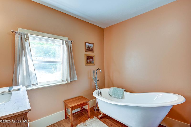 4th image of 148 Johnson Street