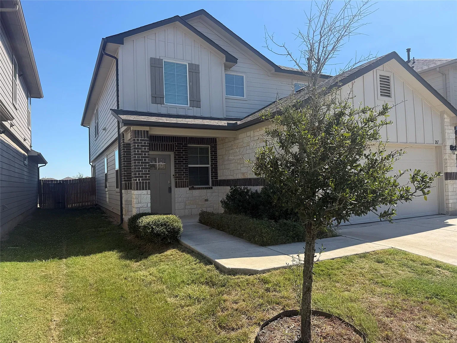 4 bed, 3.0 bath, 2526 sqft, $2,250 — Photo 1