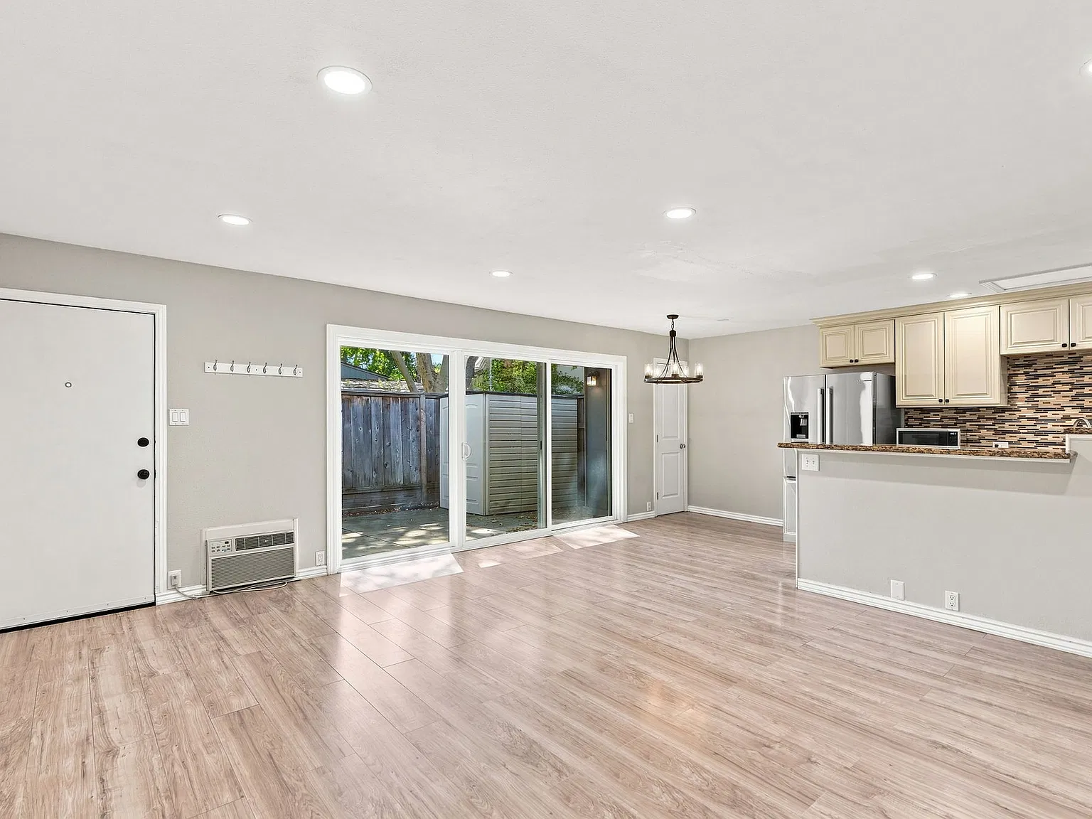 2 bed, 816 sqft, $2,850 — Photo 1