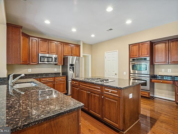 4th image of 7531 Millpond Ct