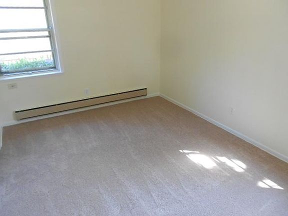 4th image of 511 Royal Crest Dr