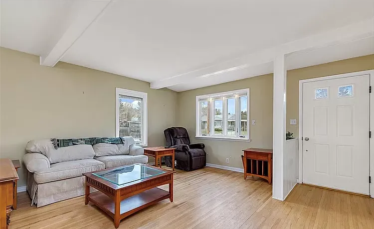 4211 Meadowwood Dr — Photo 3