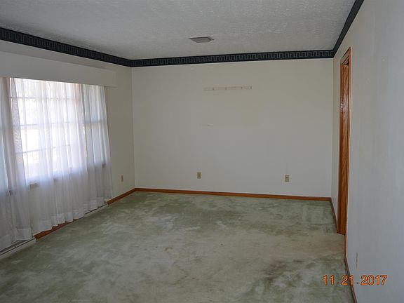 2nd image of 104 S Oak St