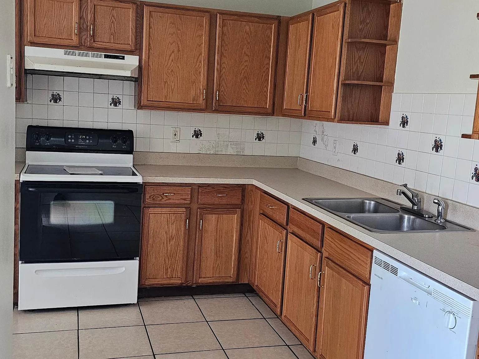3 bed, $2,200 — Photo 2