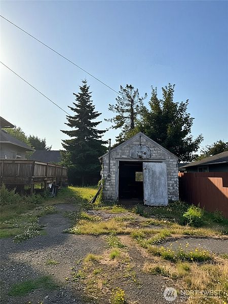 3rd image of 906 Maple Street