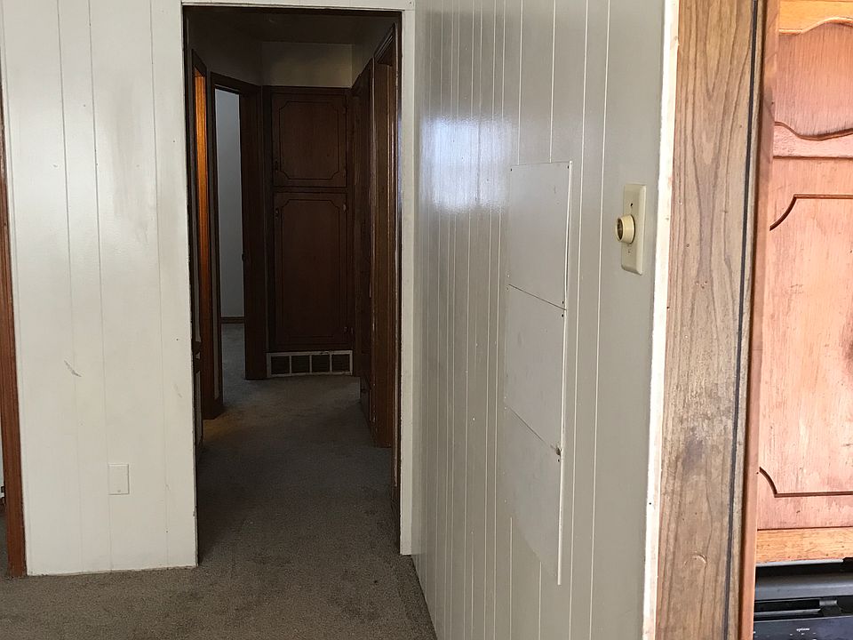 Hallway to bedroom/bathroom