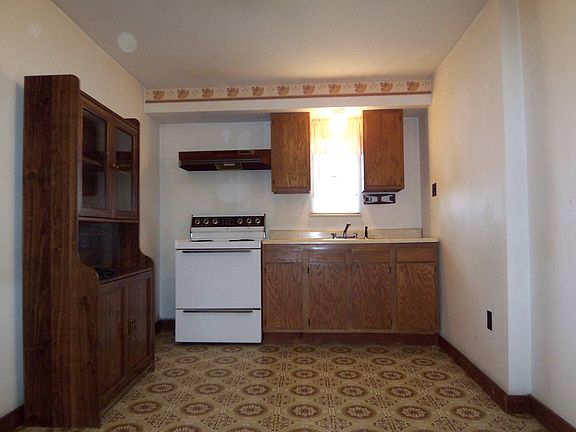 The kitchen includes oak veneer cabinetry with a Forica countertop. 