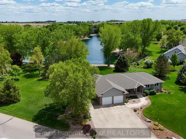 303 Island Dr, Doniphan, NE 68832