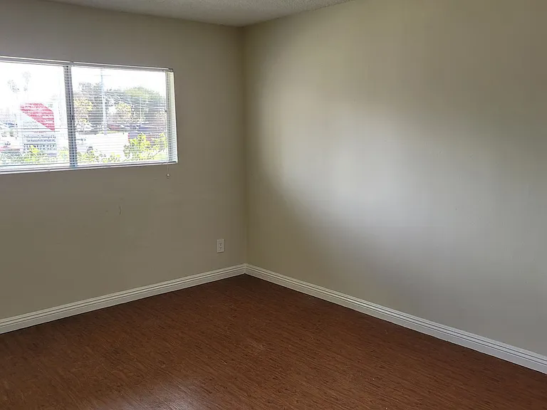 Lido Isle Apartments — Photo 35