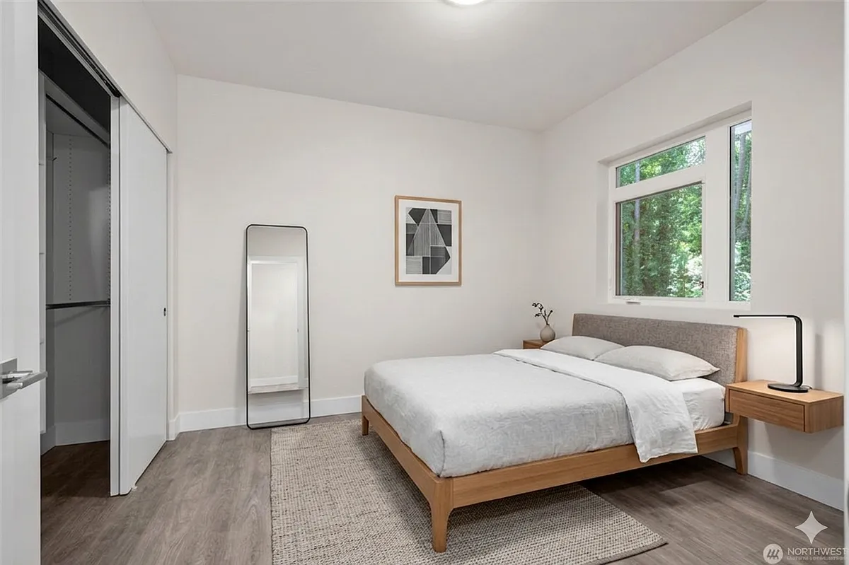 Building Photo - 1709 Harbor Ave SW #402