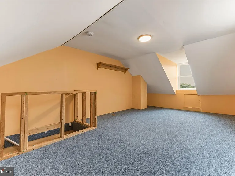 466 Logan Ave — Photo 17