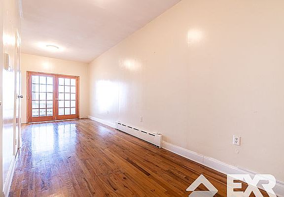 2nd image of 914 Bergen St #4