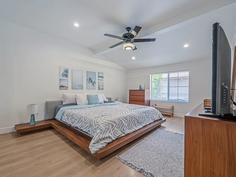 12655 Chandler Blvd — Photo 16
