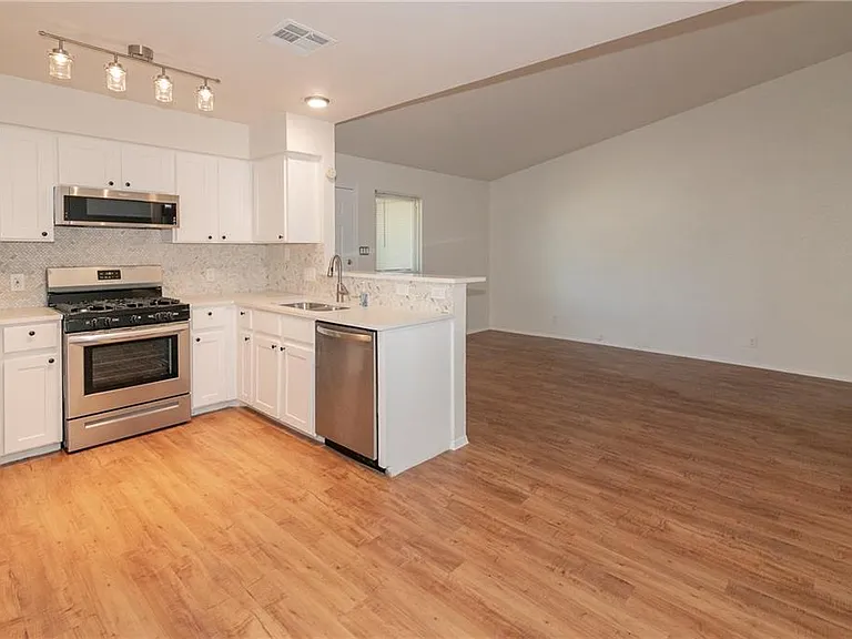10604 Lanshire Dr #B — Photo 7