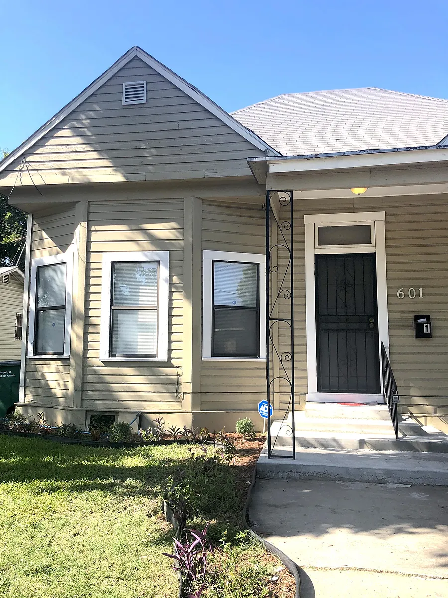 Building Photo - 603 Devine St #1
