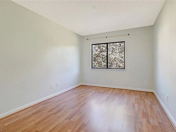 4th image of 4033 Sandlewood Ln APT 3