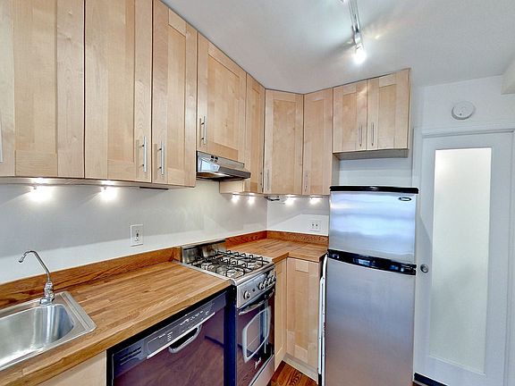 3rd image of 336 E 6th St APT 2FE