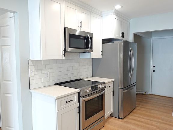 4th image of 10 Georgian Ct