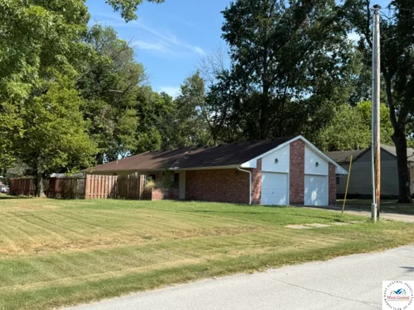 112 N 4th St, Clinton, MO 64735
