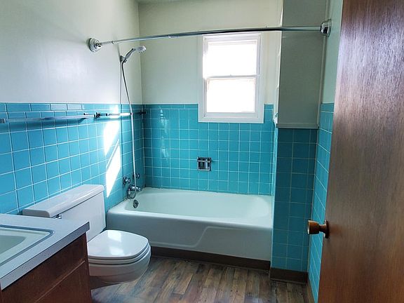 Main bathroom (looking south)