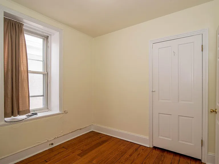 Bedroom (Center)