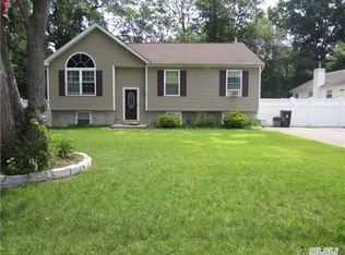 209 Swezey Ln, Middle Island, NY 11953