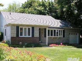 5 Manchester Dr, Massapequa, NY 11758