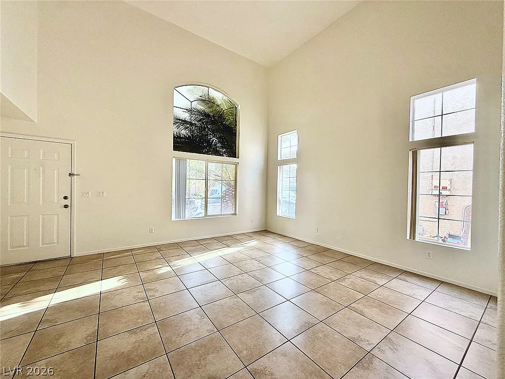 3 bed, 2.5 bath, 1653 sqft, $2,200 — Photo 3