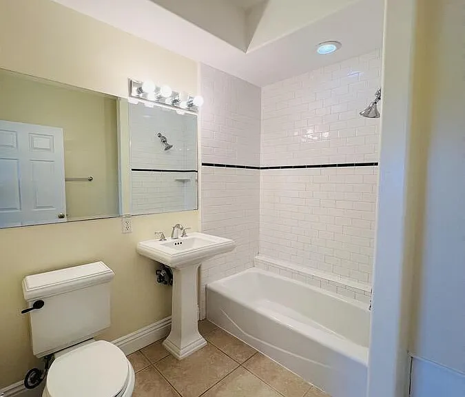 637 S Grand Ave #5 — Photo 6