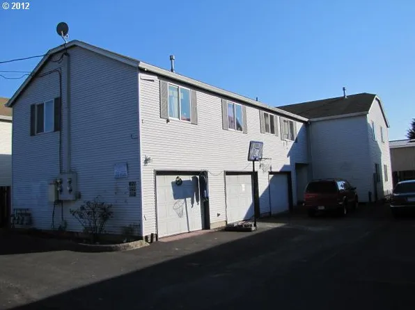 8218-8230 SE Washington St, Portland, OR 97216