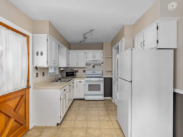 2116 Riverside Dr NE — Photo 6
