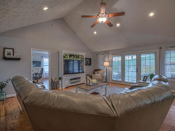 4th image of 484 Haynes Ave