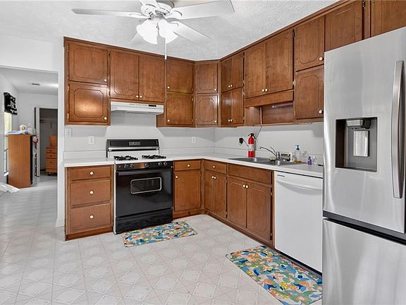 3rd image of 506 Creek View Pl