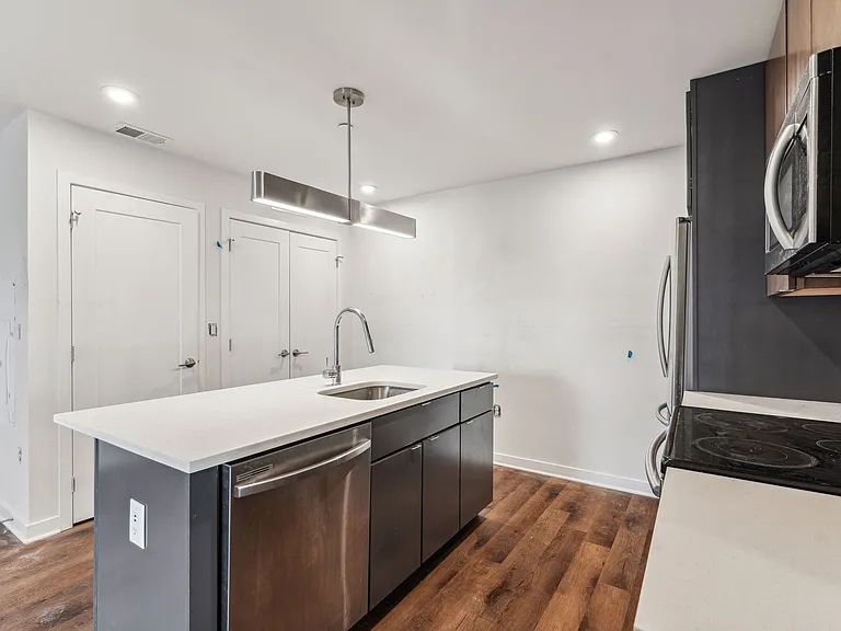 Graduate Pointe — Photo 140