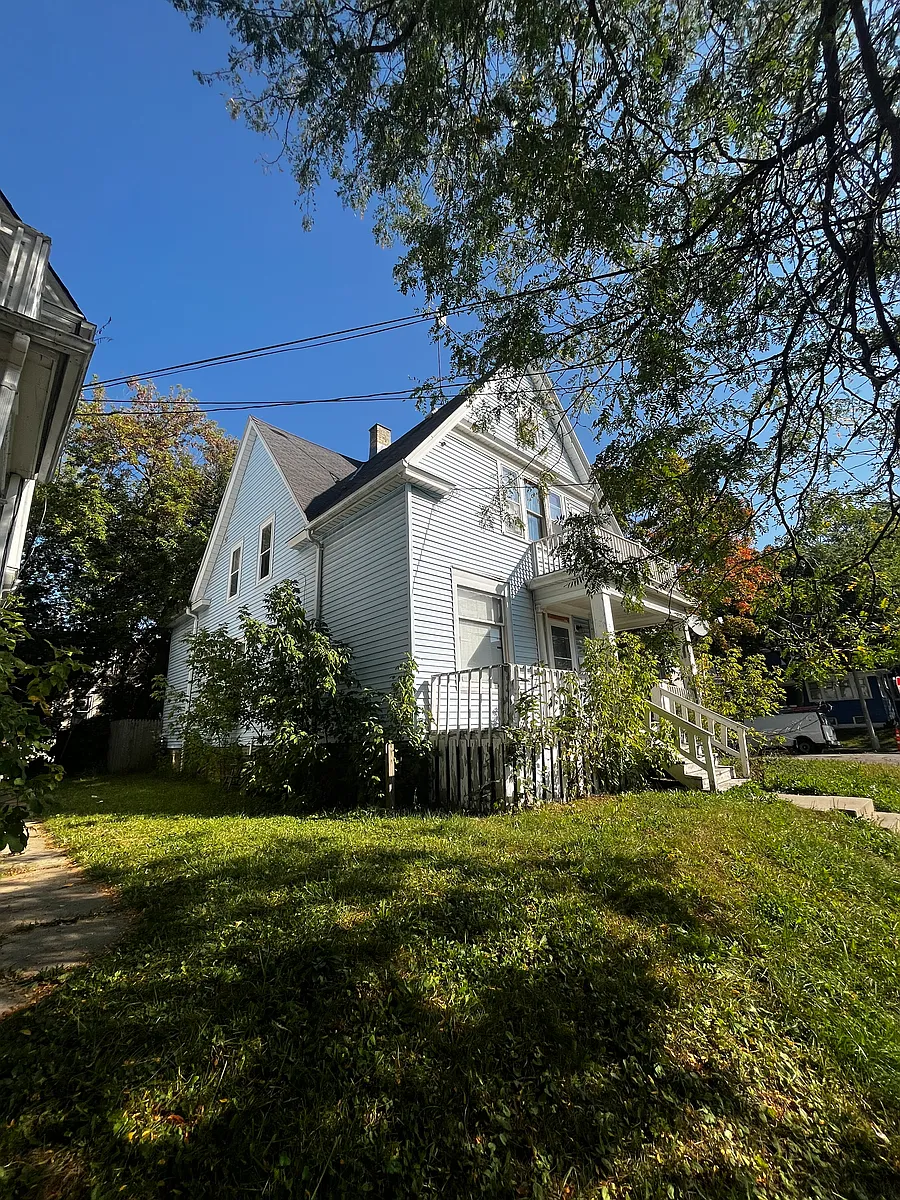 Building Photo - 330 E Chambers St