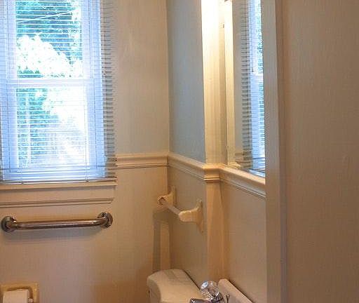 Bathroom (view 1)