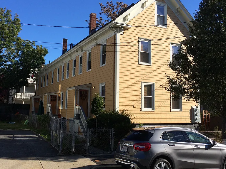 Middle townhouse, front entrance