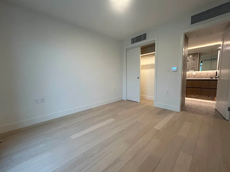 6284 Oak St — Photo 5