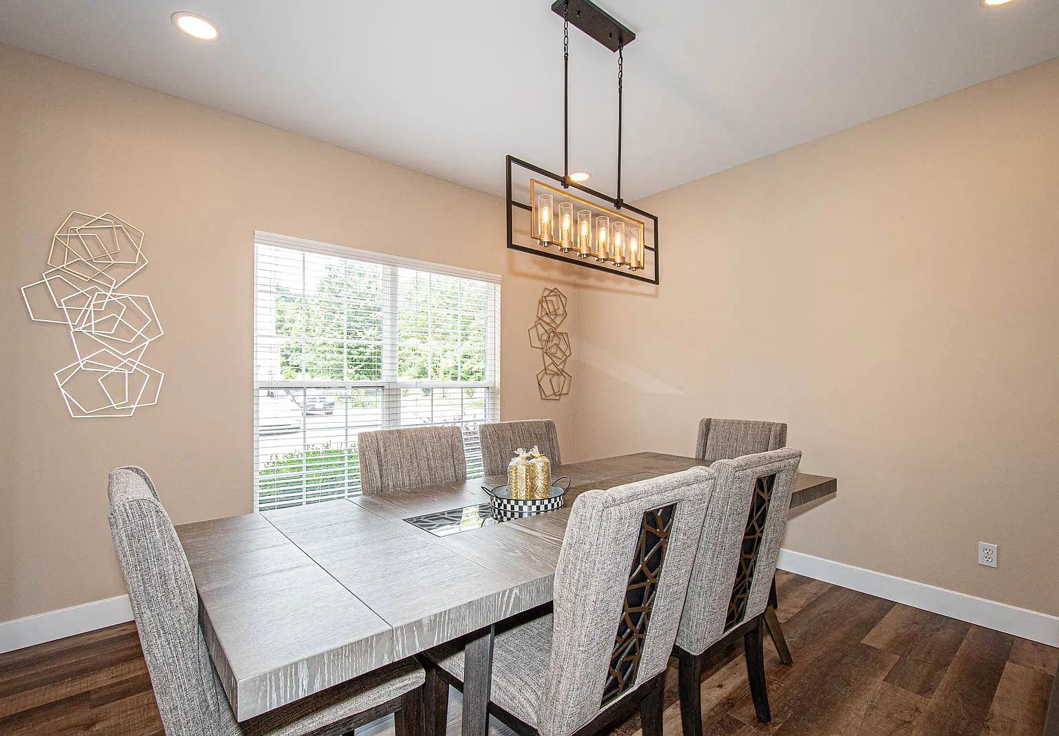 4 bed, 3.5 bath, 3762 sqft, $4,000 — Photo 3