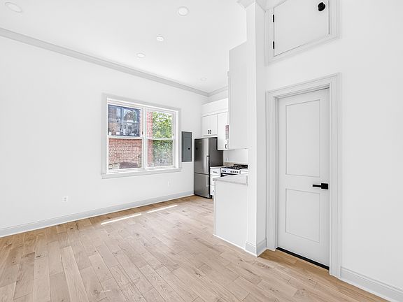 4th image of 311 E Capitol St NE #9